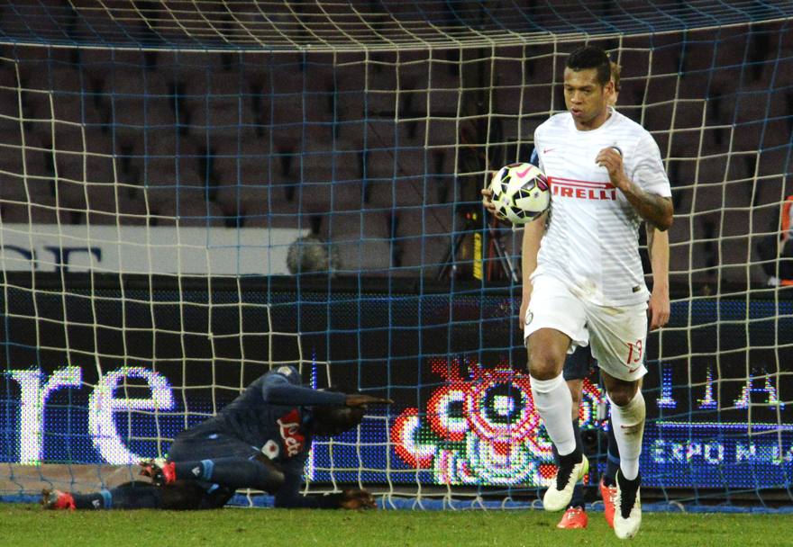 Palacio accorcia le distanze, Guarin raccoglie il pallone e torna a met campo: l&#39;Inter ha fretta. Ap